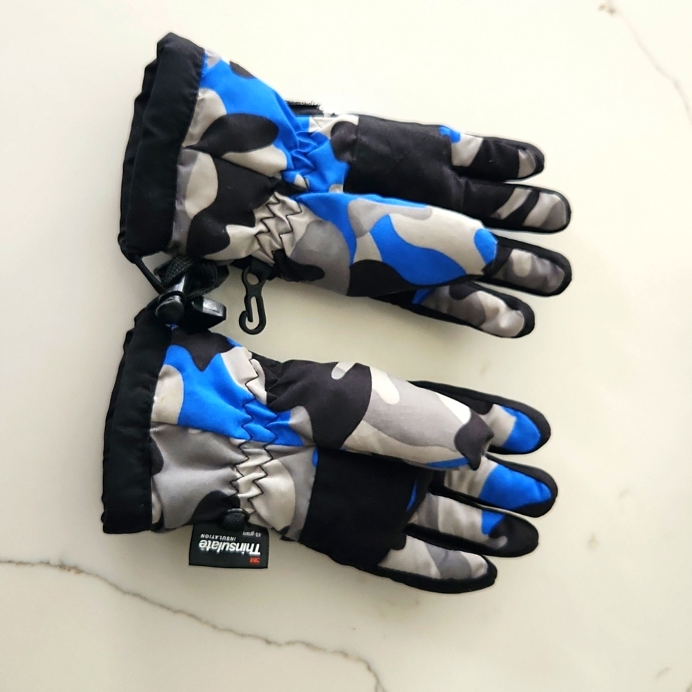 Oshkosh insulated winter gloves boy's gloves 2t-4t, like new